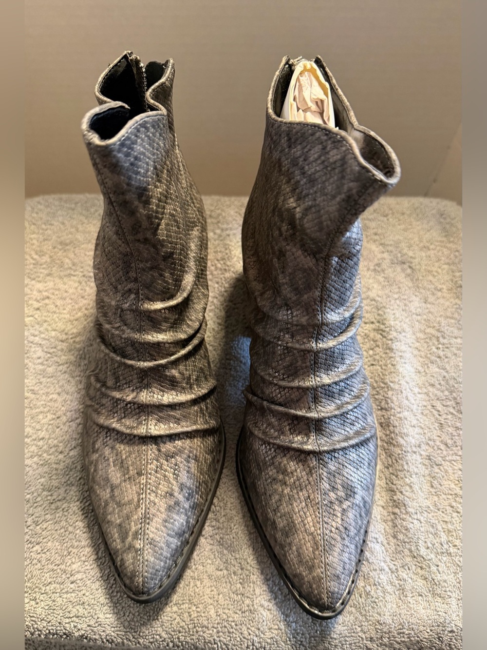 Manmade Snake Skin Size 7 NWOT Olivia Miller Ankle Boots-no box